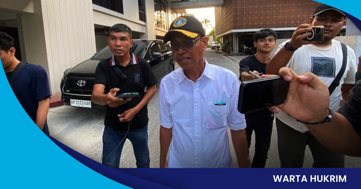 Mantan Bupati Rohil Afrizal Sintong usai diperiksa Kejati Riau