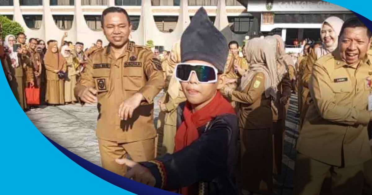 Gubernur Riau Abdul Wahid dan jajaran bersama Rayyan Arkan Dikha melakukan gerakan tari Pacu Jalur Kuansing, di halaman Kantor Gubernur Riau di Pekanbaru, beberapa waktu lalu.
