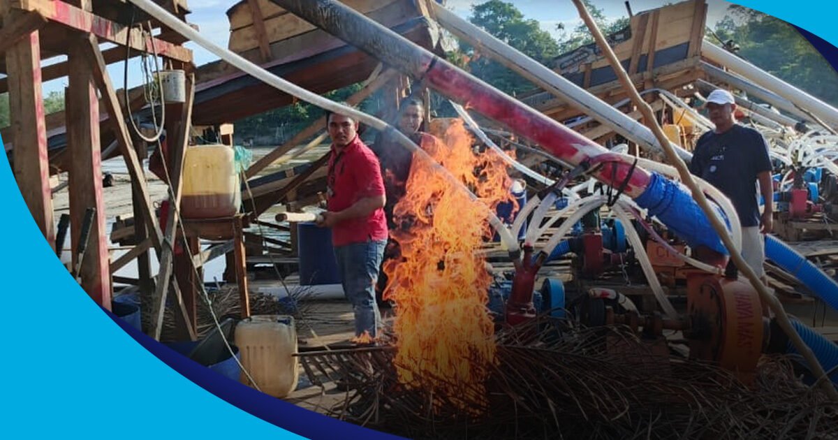 Jajaran Polsek Cerenti membakar 10 rakit tambang ilegal di Desa Pulau Bayur, Kabupaten Kuantan Singingi, Kamis (10/7).