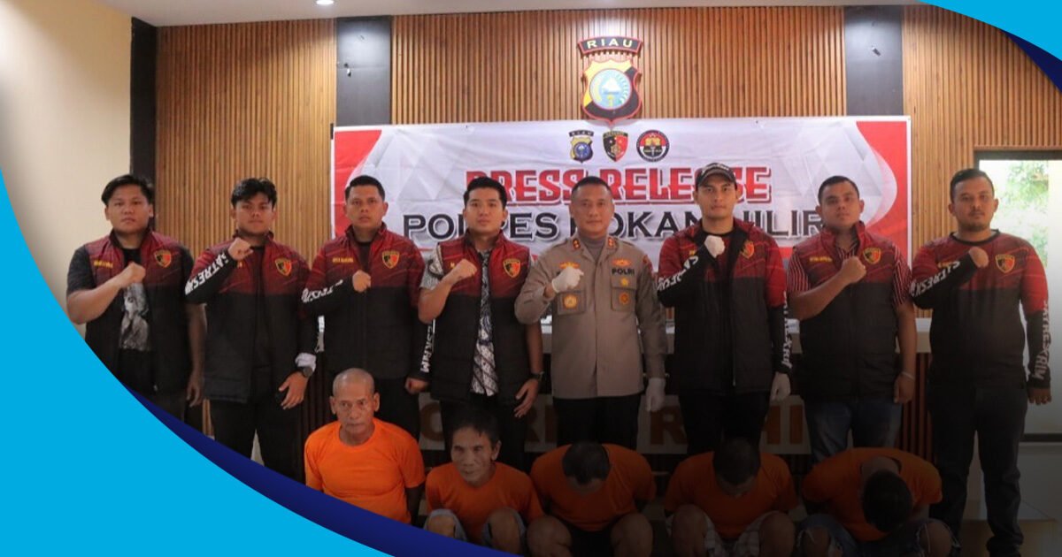 Kelima tersangka pelaku pengrusakan hutan dalam konferensi pers bersama Kapolres Rokan Hilir, AKBP Isa Imam Syahroni.