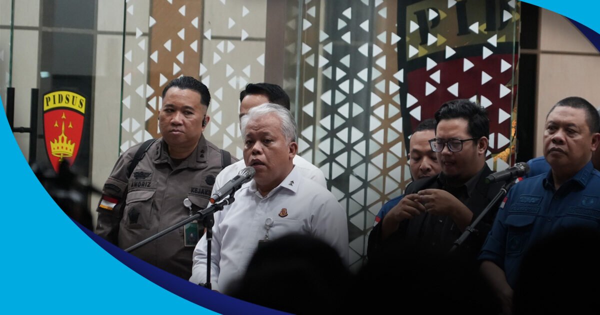 Kepala Pusat Penerangan Hukum Kejagung, Dr. Harli Siregar dalam ekspose tersangka korupsi Pertamina
