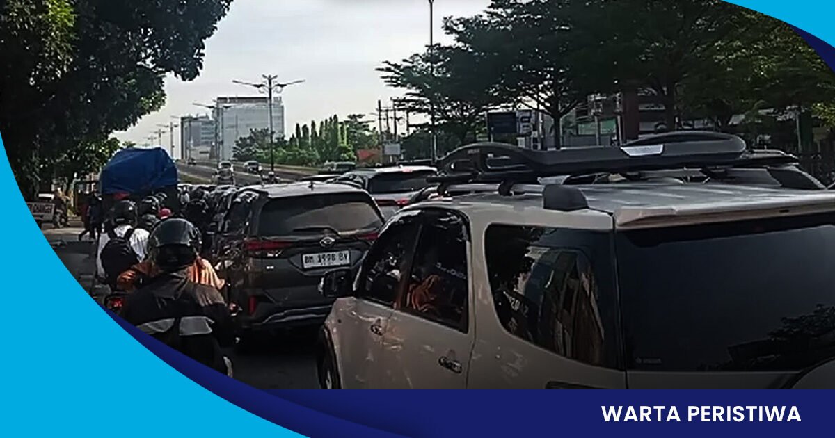 MACET - Aksi demo ribuan warga di sekitar Kantor Gubernur Riau, Senin (21/7/2025) membuat arus lalu lintas di Jalan Jenderal Sudirman, Pekanbaru macet total