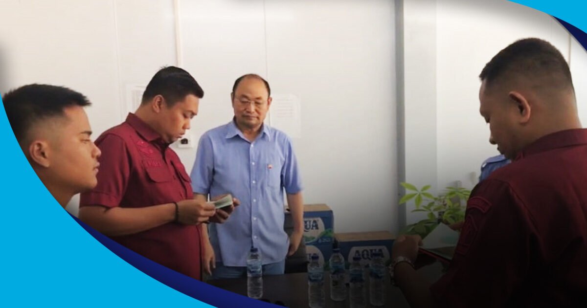 OPERASI WIRAWASPADA - Sejumlah petugas Imigrasi Bengkalis memeriksa 3 WNA asal Tiongkok di Duri, Kecamatan Mandau.