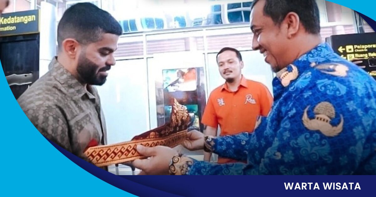 PACU JALUR - YouTuber asal Yordania, Joe Hattab datang ke Riau untuk menyaksikan Festival Pacu Jalur 2025 di Kuantan Singingi.
