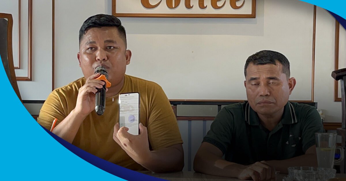 Pelapor Muhajirin Siringo Ringo menunjukkan surat kehilangan yang dikeluarkan polisi diduga palsu