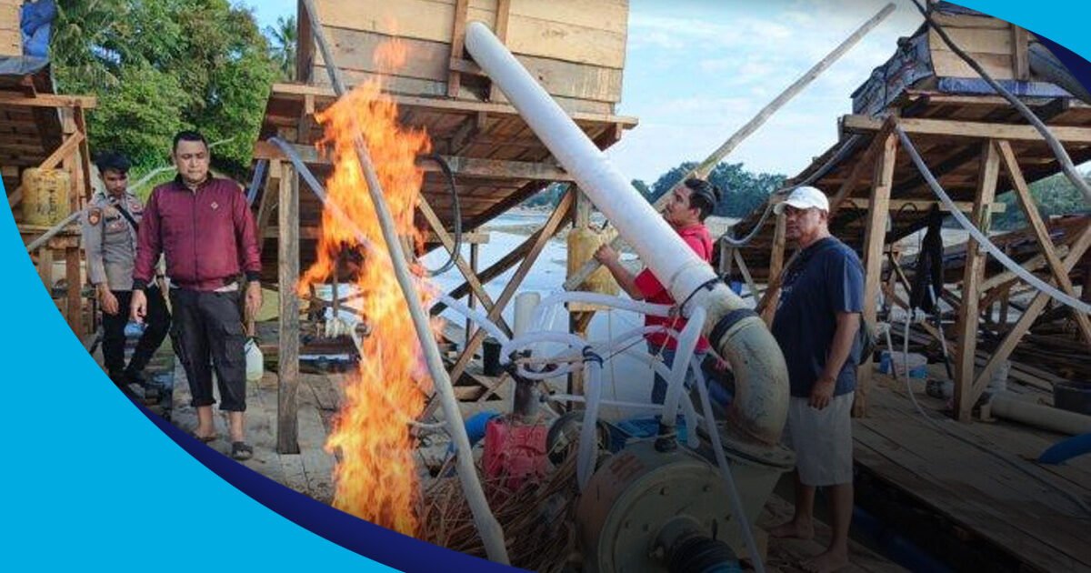 Personel Polsek Cerenti memusnahkan 10 rakit PETI di di bantaran sungai Desa Pulau Bayur, Kecamatan Cerenti, Kabupaten Kuantan Singingi (Kuansing), Riau, Kamis (10/7/2025) lalu.