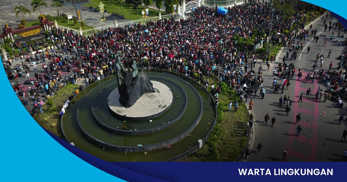 DEMO - Ribuan massa mengatasnamakan Aliansi Mahasiswa dan Masyarakat Pelalawan berunjuk rasa di Depan Kantor Gubernur Riau, Pekanbaru, menuntut pembatalan relokasi warga dari kawasan Taman Nasional Tesso Nilo (TNTN).