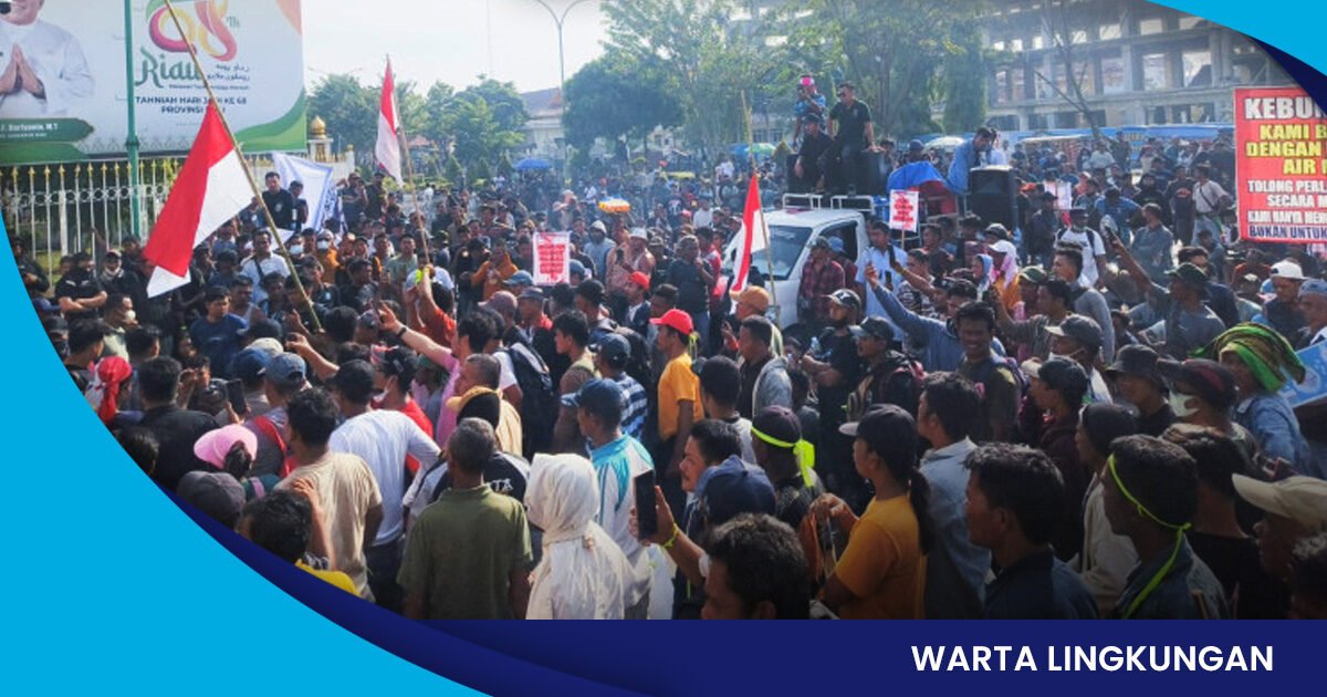 UNJUK RASA - Ribuan massa yang tergabung dalam Aliansi Mahasiswa dan Masyarakat Pelalawan (AMMP) berunjuk rasa di depan Kantor Gubernur Riau, Senin (21/7/2025) pagi.