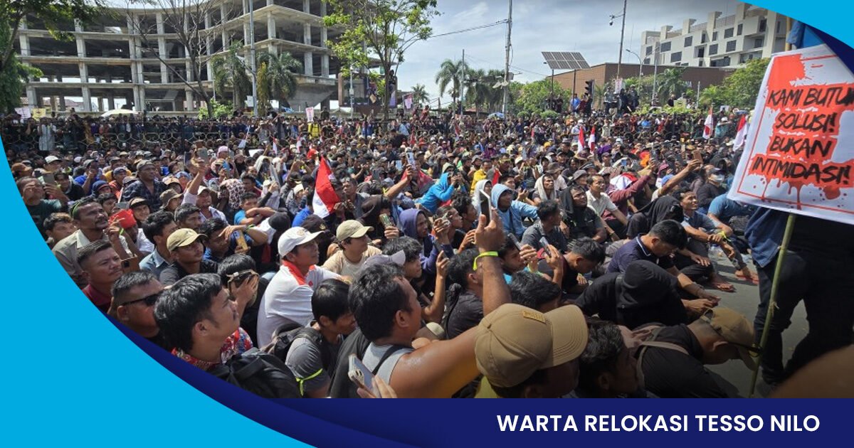 UNJUK RASA - Ribuan masa berunjuk rasa di depan Kantor Gubernur Riau