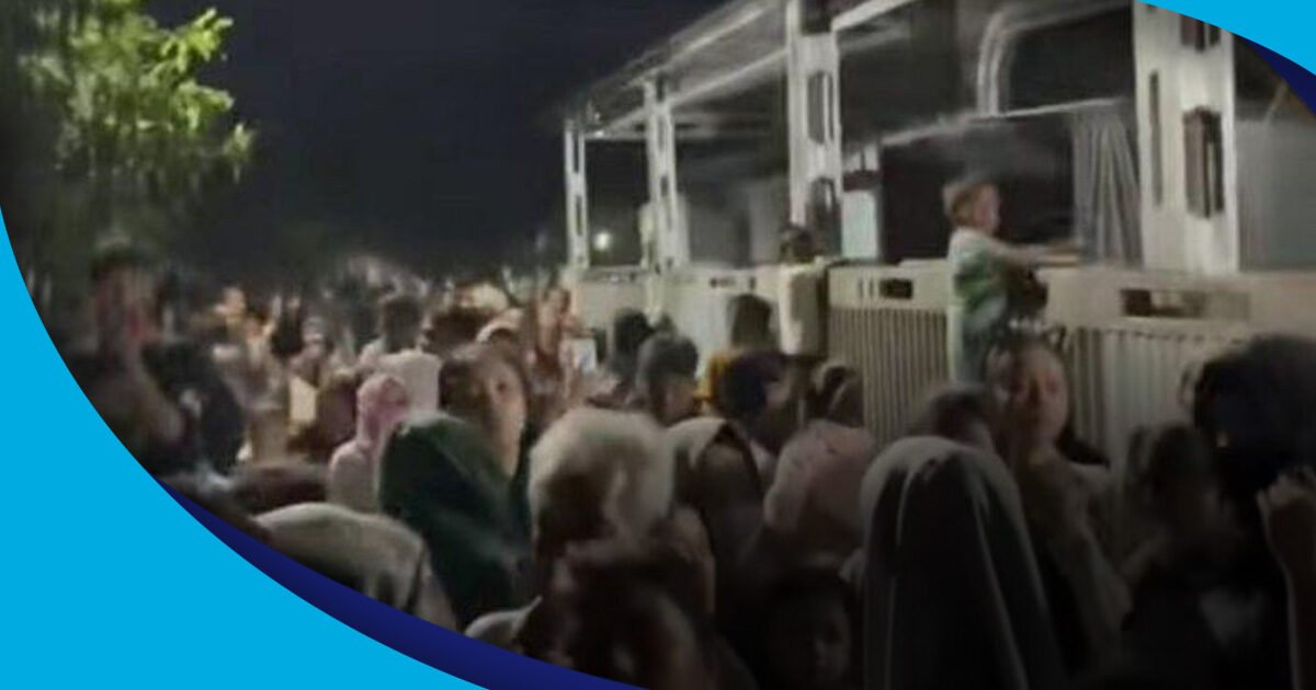 Warga ramai-ramai menggeruduk rumah Kades Pulau Permai di Kecamatan Tambang, Kabupaten Kampar, Riau, baru-baru ini